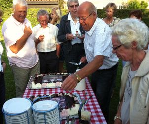 95 år blev fejret med kage, underholdning, spisning og sange