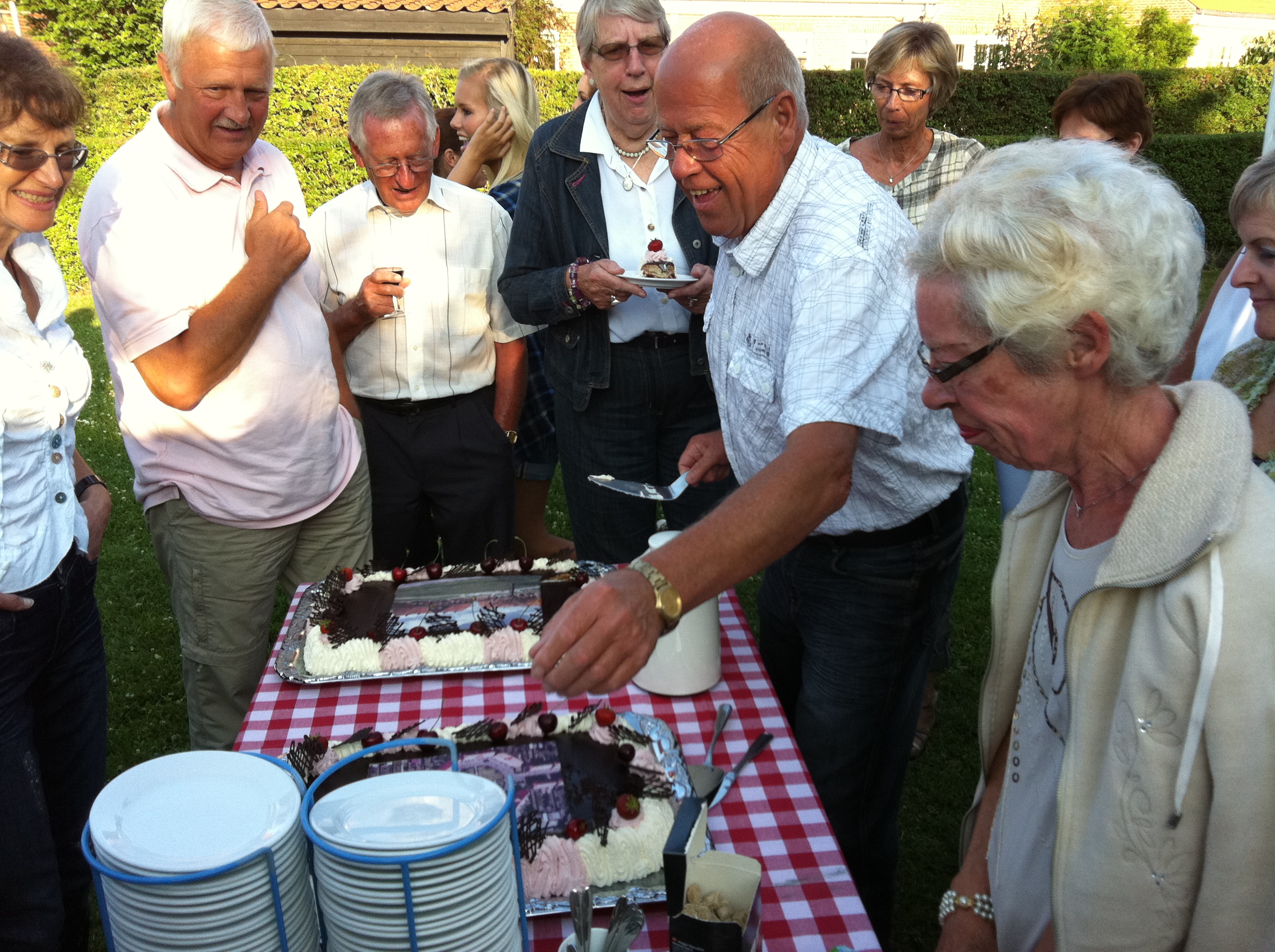 95 år blev fejret med kage, underholdning, spisning og sange